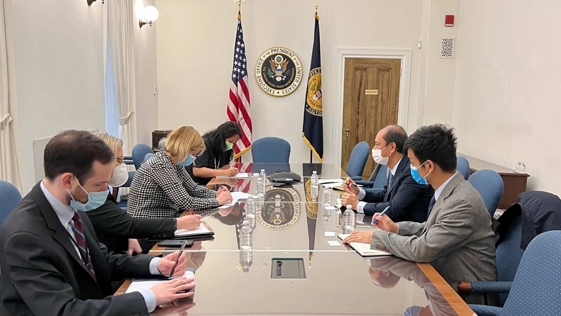 Đại sứ Nguyễn Quốc Dũng trao đổi với Phó Đại diện Thương mại Hoa Kỳ Sarah Bianchi