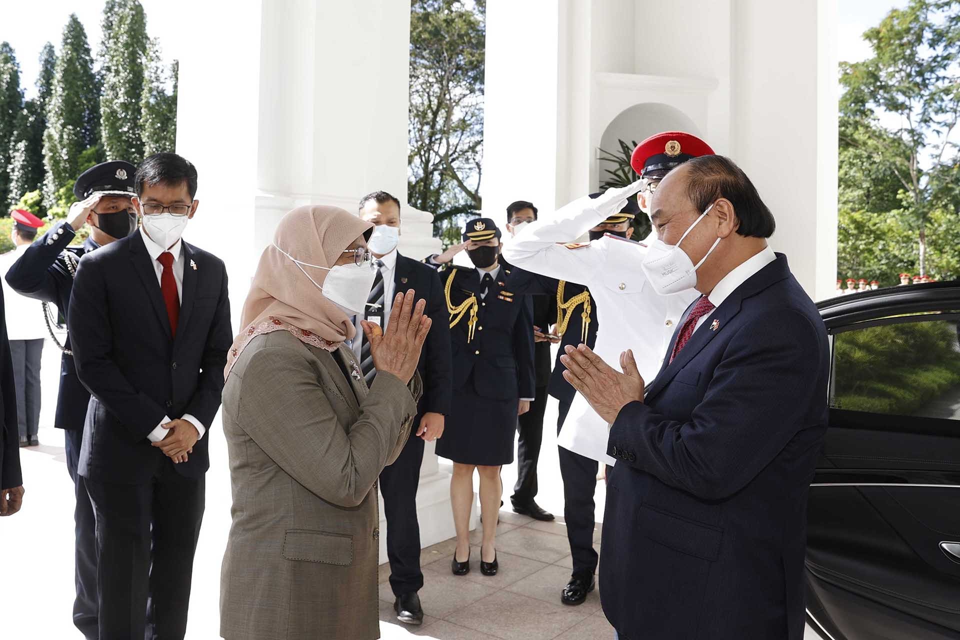 Tổng thống Cộng hòa Singapore Halimah Yacob đón Chủ tịch nước Nguyễn Xuân Phúc thăm cấp Nhà nước tới Singapore. (Nguồn: TTXVN)