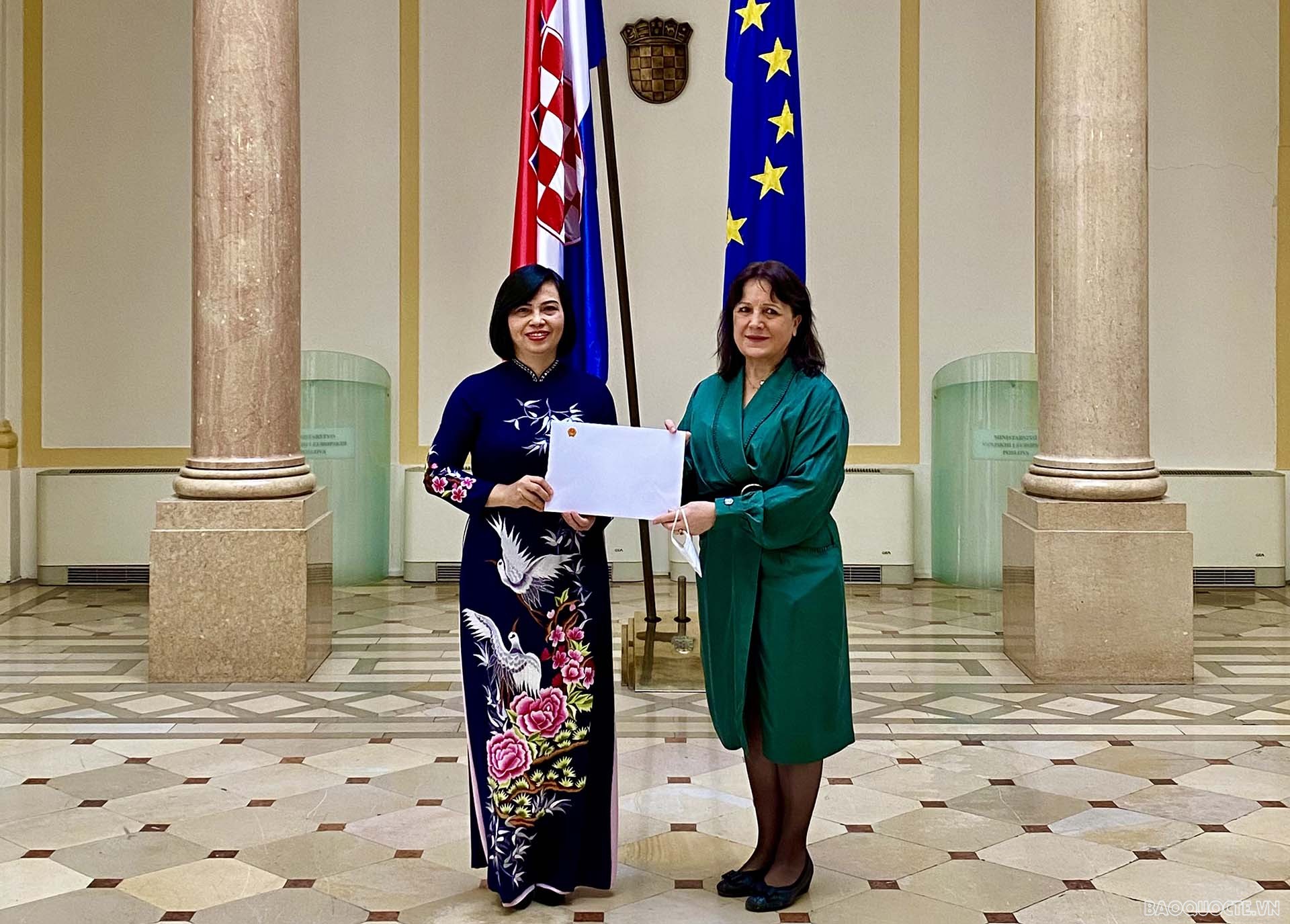 Đại sứ Nguyễn Thị Bích Thảo trình bản sao Thư ủy nhiệm lên bà Emilija Vučinić-Margeta, Trợ lý Bộ trưởng Ngoại giao Croatia.