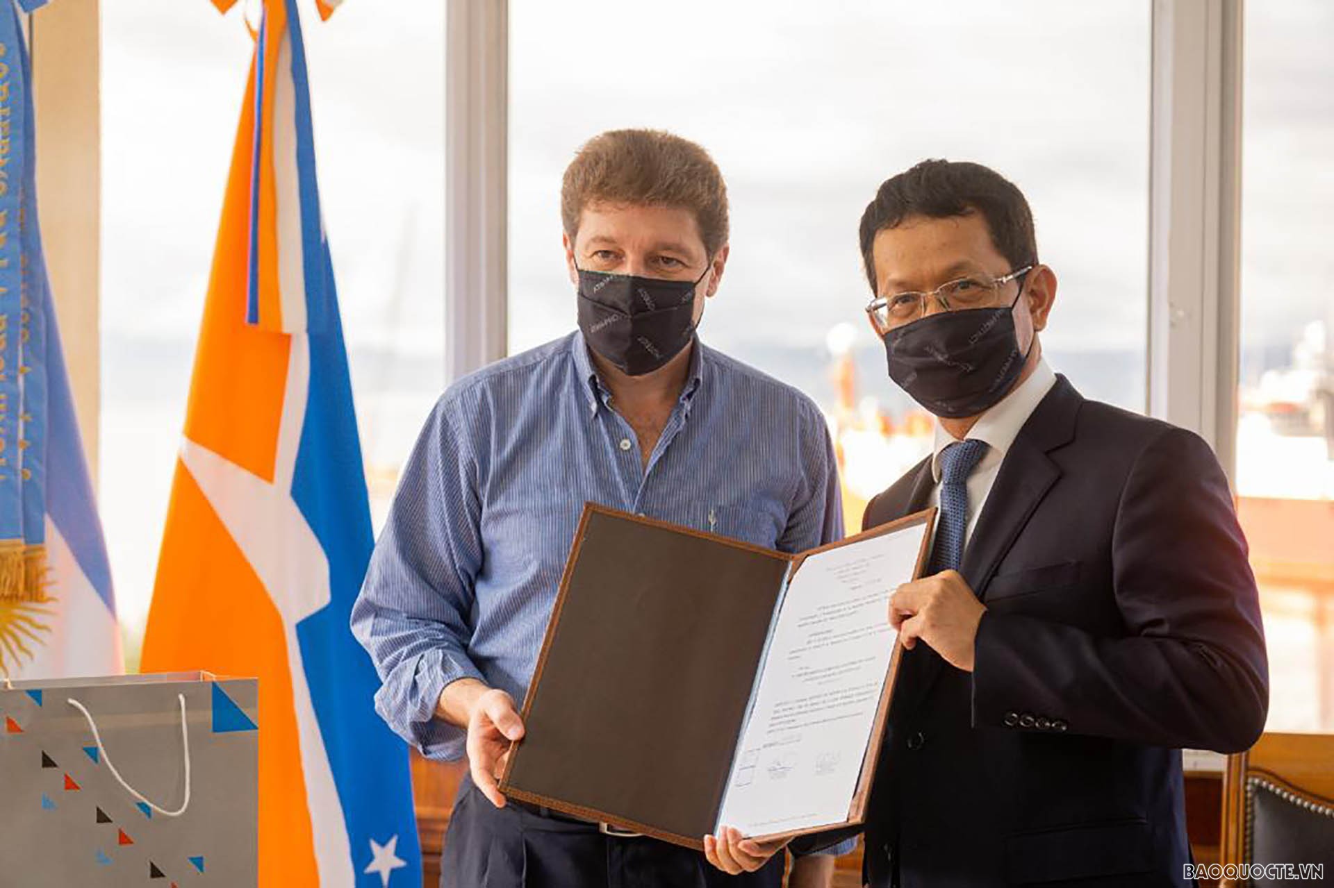 Thống đốc Gustavo Melella trao tặng Đại sứ Dương Quốc Thanh quyết định công nhận Khách danh dự của tỉnh.