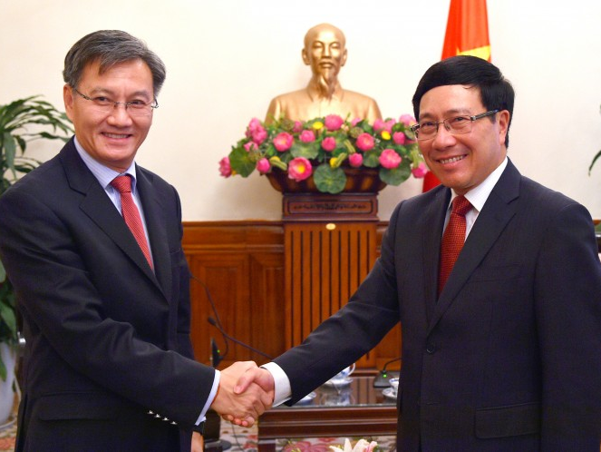 Phó Thủ tướng, Bộ trưởng Ngoại giao Phạm Bình Minh tiếp Đại sứ Lào và Đại sứ Singapore