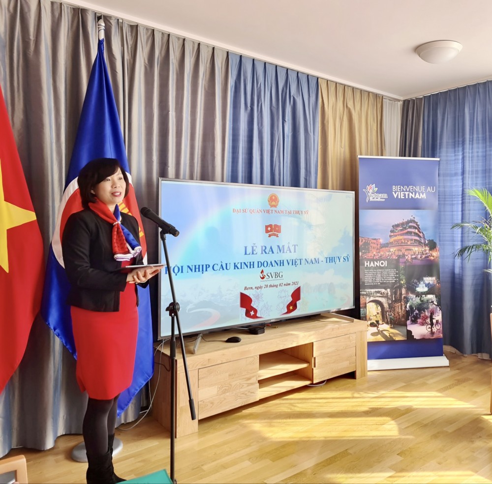 Đại sứ Lê Linh Lan phát biểu tại lễ ra mắt Hội nhịp cầu kinh doanh Việt Nam-Thụy Sỹ (SVBG)
