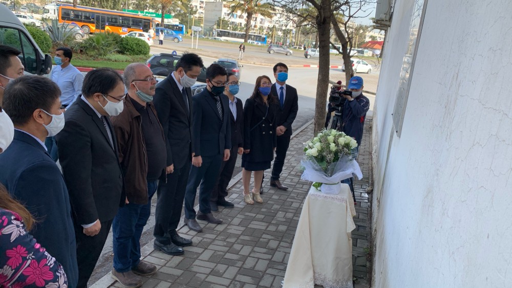 Đại sứ Việt Nam tại Algeria Nguyễn Thành Vinh cùng các cán bộ của Đại sứ quán đã đặt vòng hoa tưởng niệm tưởng nhớ các nhà báo Algeria hy sinh ở Việt Nam năm 1974. 