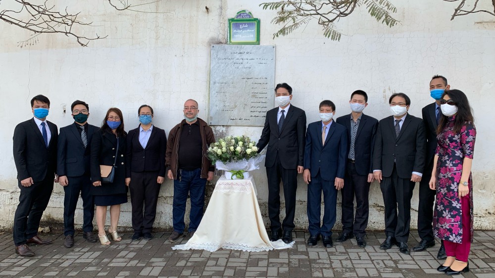 Tổ chức lễ tưởng niệm này cũng nhằm giúp các cán bộ, nhân viên Đại sứ quán, đặc biệt là những cán bộ trẻ hiểu được quan hệ hữu nghị, truyền thống giữa Việt Nam và Algeria