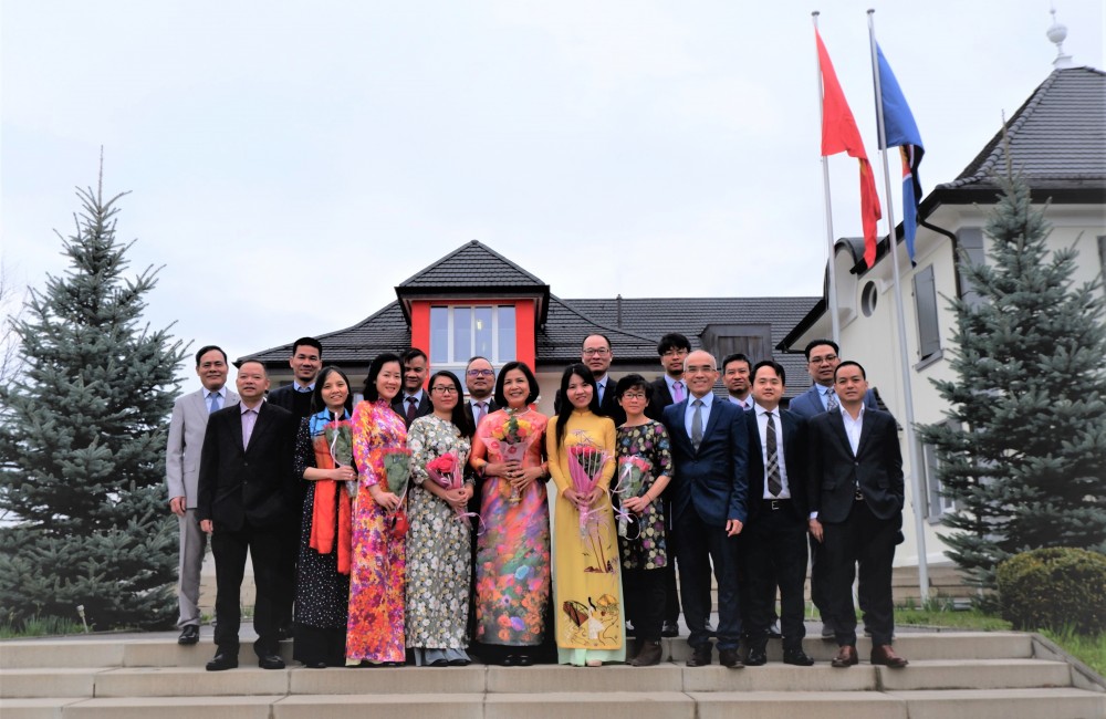Đại sứ Lê Thị Tuyết Mai cùng các cán bộ Phái đoàn Việt Nam tại Geneva