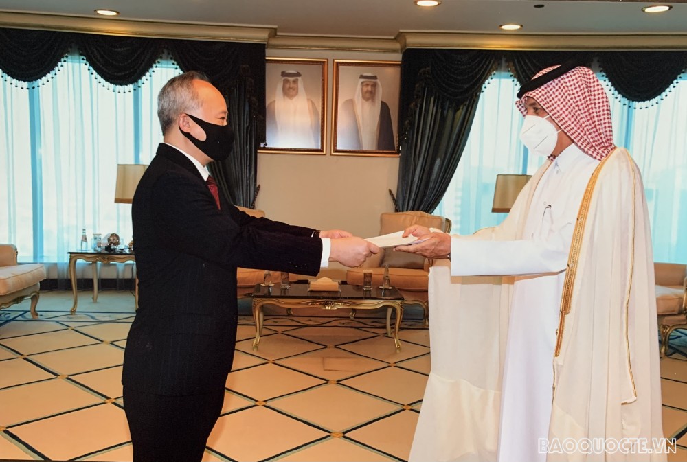 ngày 08/03/2021, Đại sứ Trần Đức Hùng đã trình bảo sao Ủy nhiệm thư lên Quốc vụ khanh Bộ Ngoại giao Qatar Sultan Bin Saad Al-Muraikhi
