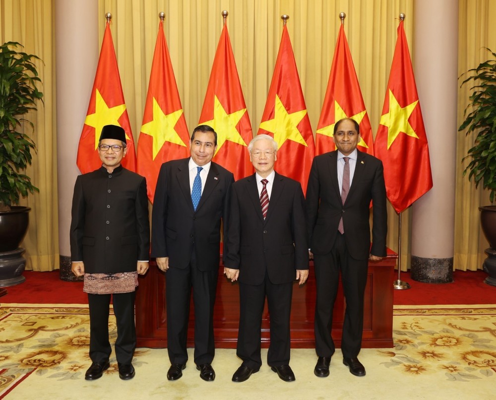 Tổng Bí thư, Chủ tịch nước Nguyễn Phú Trọng chụp ảnh chung với các Đại sứ. Ảnh: Trí Dũng –TTXVN