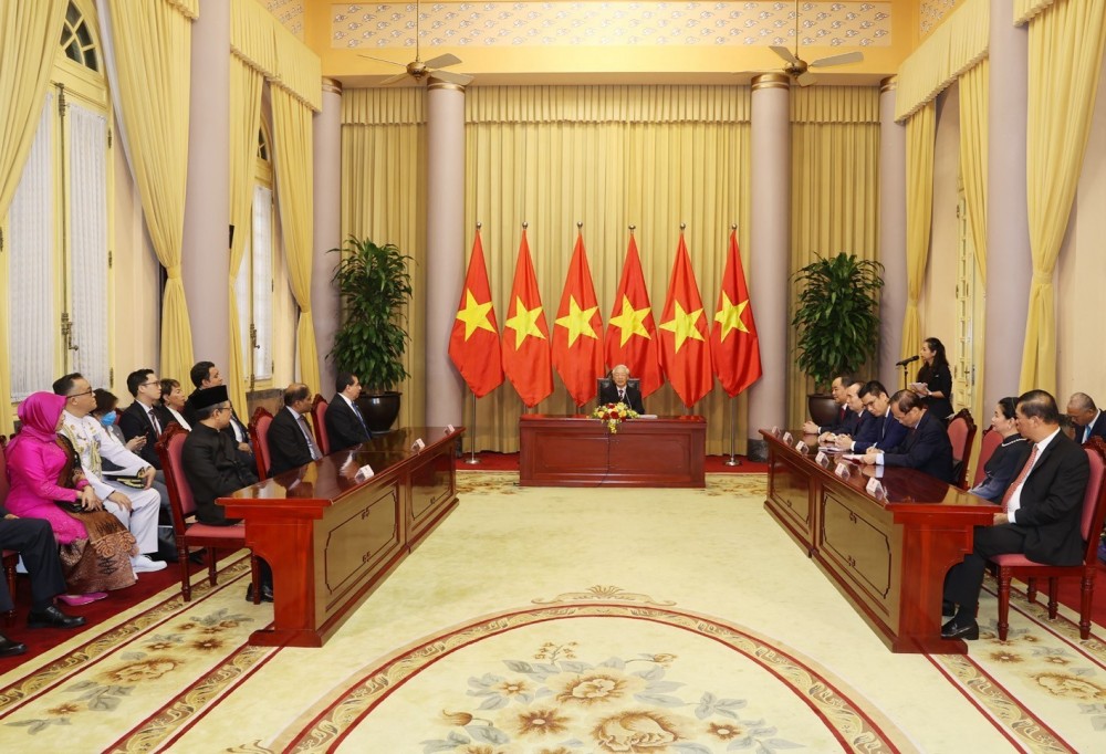 Tổng Bí thư, Chủ tịch nước Nguyễn Phú Trọng nói chuyện với các Đại sứ. Ảnh: Trí Dũng –TTXVN