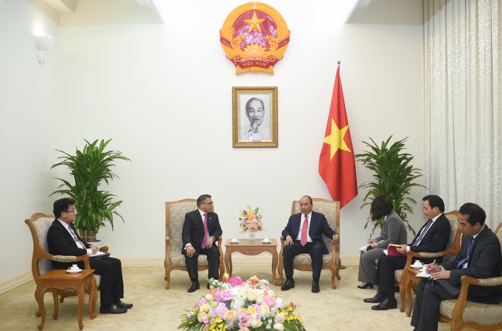 Prime Minister Nguyen Xuan Phuc receives Philippine Ambassador Meynardo Los Banos Montealegre