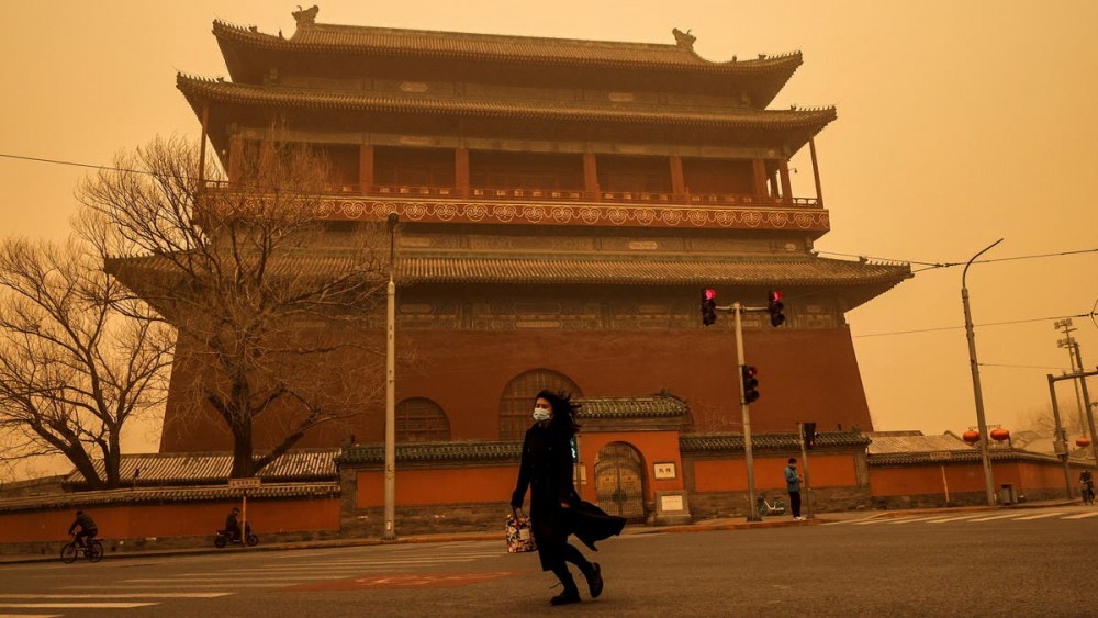 Trận bão cát kỷ lục khiến Bắc Kinh chìm trong màn khói màu vàng, mà nhiều người miêu tả như “ngày tận thế”. (Nguồn: Reuters)