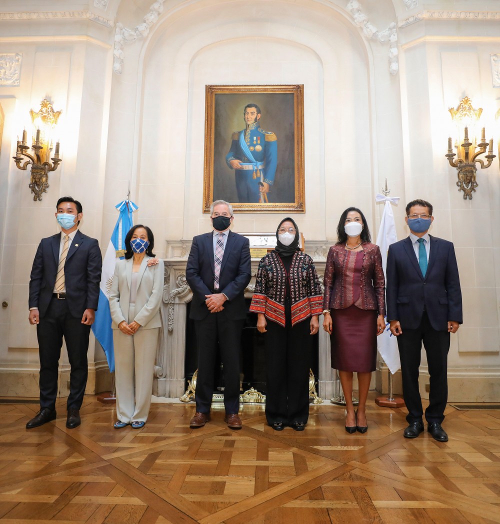 Bộ trưởng Ngoại giao Argentina Felipe Sola đã có buổi làm việc các Đại sứ và Đại biện 5 nước thành viên của Ủy ban ASEAN tại Buenos Aires.