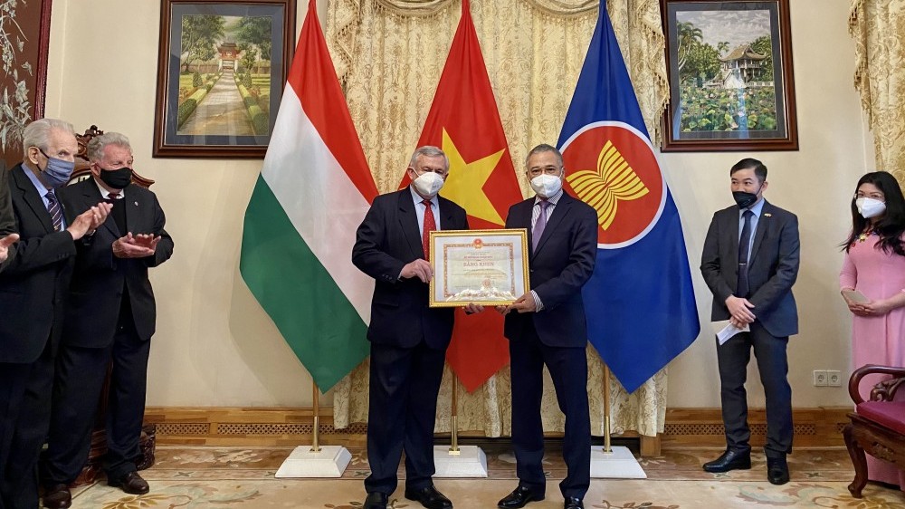Trao tặng Bằng khen của Bộ trưởng Bộ Ngoại giao cho Hội Hữu nghị Hungary-Việt Nam