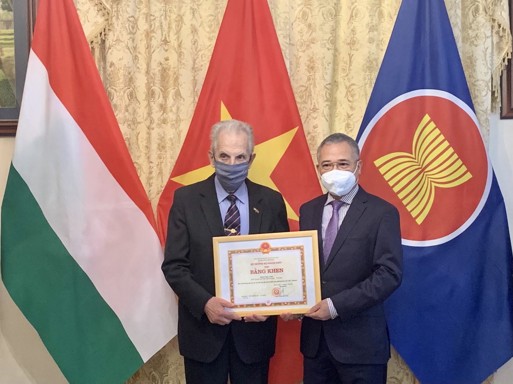 Đại tá Nagy Gyula Phó Chủ tịch Hội Hữu nghị Hungary - Việt Nam nhận Bằng khen của Bộ trưởng Bộ Ngoại giao