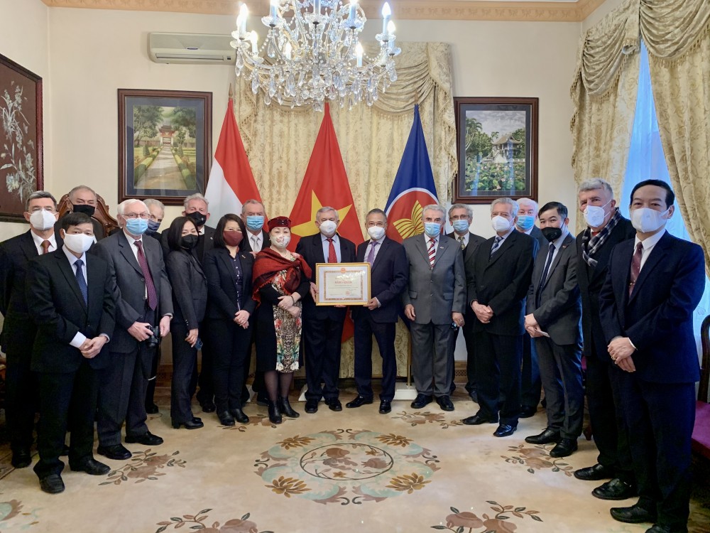 Lãnh đạo Đại sứ quán và Thương vụ Việt Nam tại Hungary chụp ảnh kỷ niệm với các thành viên Hội Hữu nghị Hungary - Việt Nam tại buổi lễ