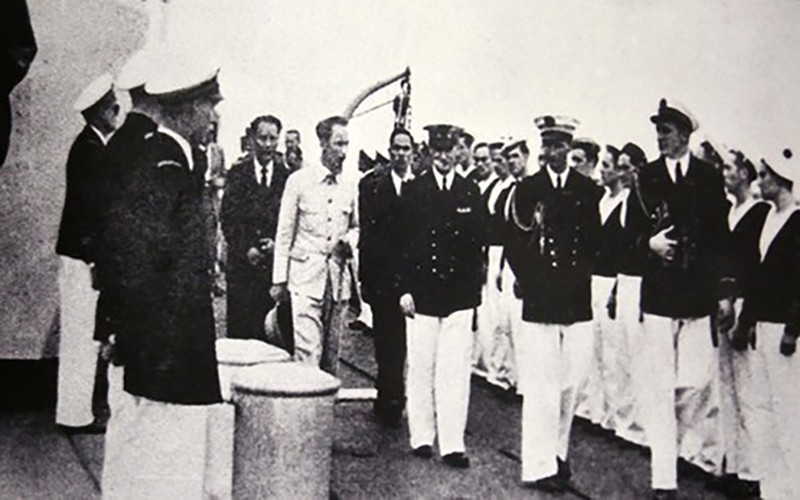 Cao ủy D’Argenlieu đón Hồ Chủ tịch trên chiến hạm Emile Bertin ngày 24/3/1946. Đi phía sau bên phải Bác là ông Hoàng Minh Giám, bên trái là ông Nguyễn Tường Tam.