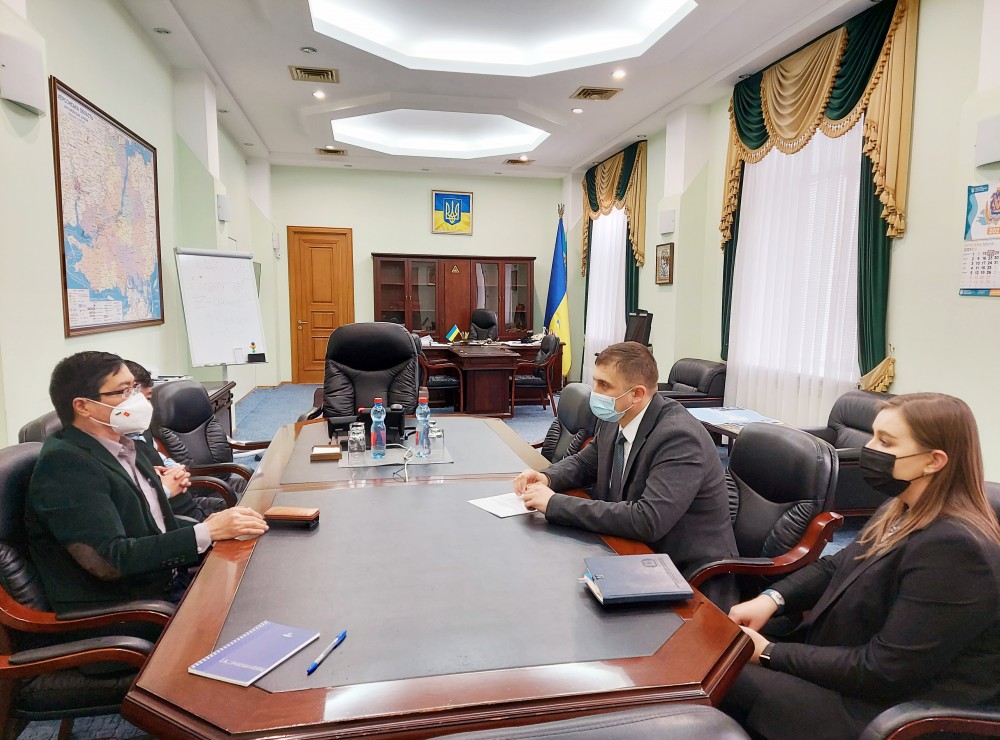 Đại sứ Nguyễn Hồng Thạch đã có cuộc làm việc với ông Sergiy Kozyr, Tỉnh trưởng tỉnh Kherson