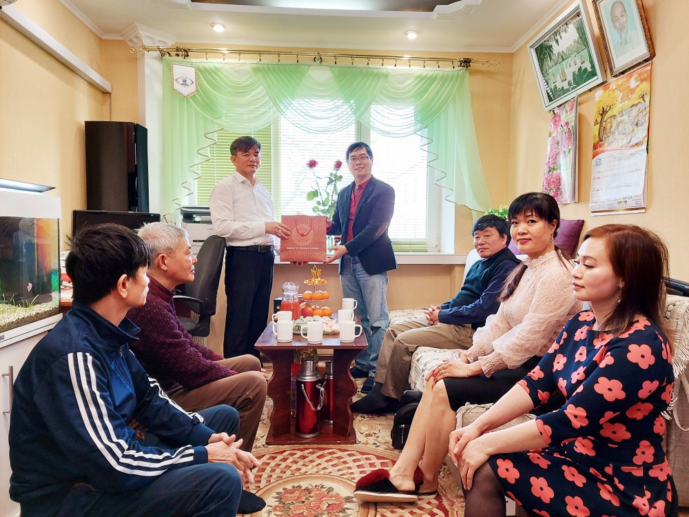 Đại sứ Nguyễn Hồng Thạch gặp cộng đồng người Việt tại Mykolaiv
