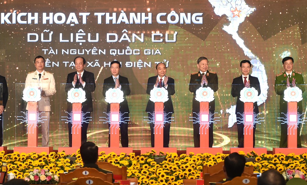 Thủ tướng Nguyễn Xuân Phúc cùng các đại biểu thực hiện nghi thức khai trương hệ thống CSDLQGVDC và hệ thống sản xuất cấp và quản lý CCCD. Ảnh: VGP
