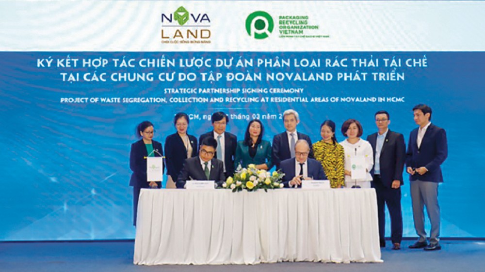 Đại diện Tập đoàn Novaland và Liên minh tái chế bao bì Việt Nam (PRO Việt Nam) thực hiện nghi thức ký kết hợp tác