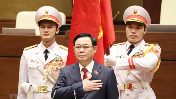 New National Assembly Chairman Vuong Dinh Hue takes the oath of office