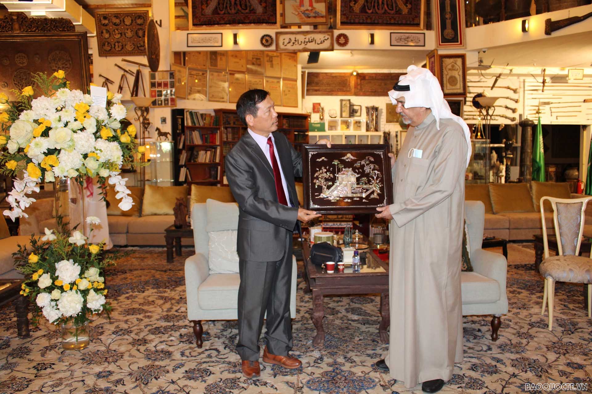 Đại sứ Vũ Viết Dũng tặng quà cho ông Abdulwahab Al-Ghunaim, chủ nhân Bảo tàng.