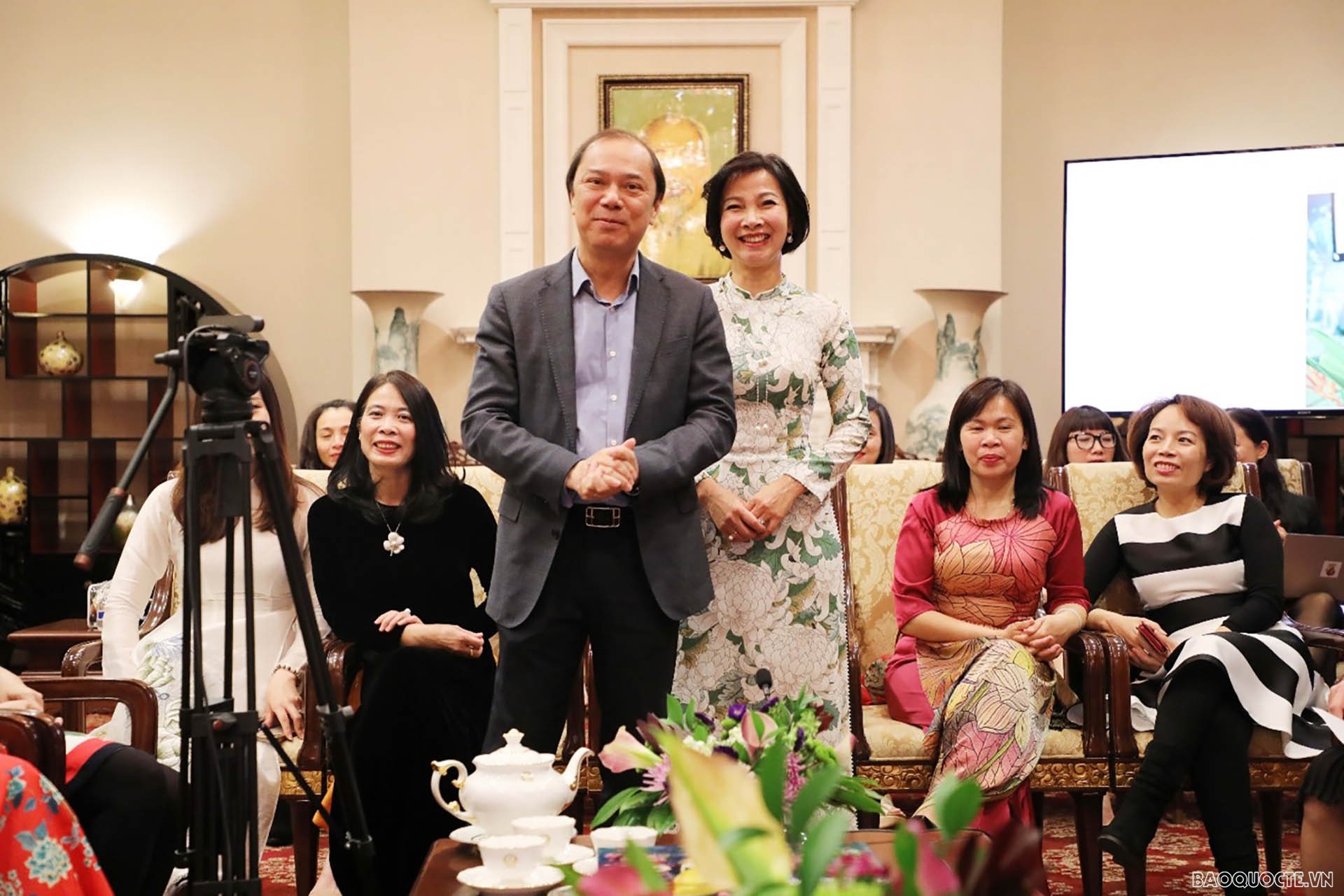 Đại sứ Nguyễn Quốc Dũng và Phu nhân Trần Thị Bích Vân chào mừng các khách mời