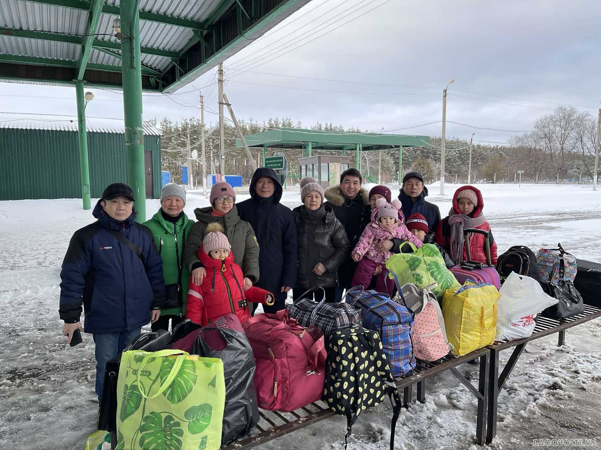Tổ công tác Đại sứ quán Việt Nam tại Nga cùng một số cộng đồng người Việt Nam tại Nga đón công dân Việt Nam sơ tán từ Ukraine.