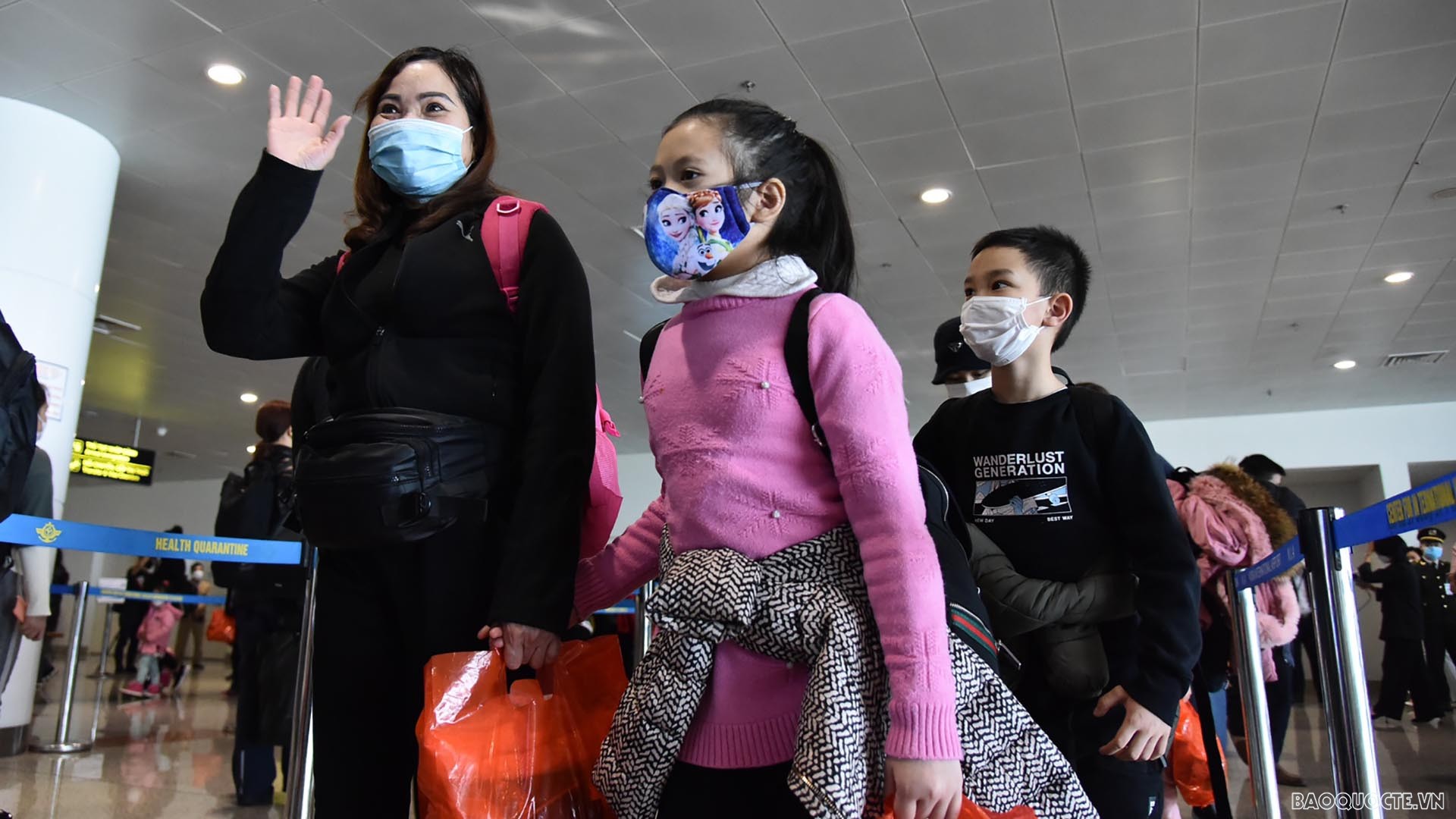 287 công dân Việt Nam sơ tán từ Ukraine đã về đến sân bay Nội Bài