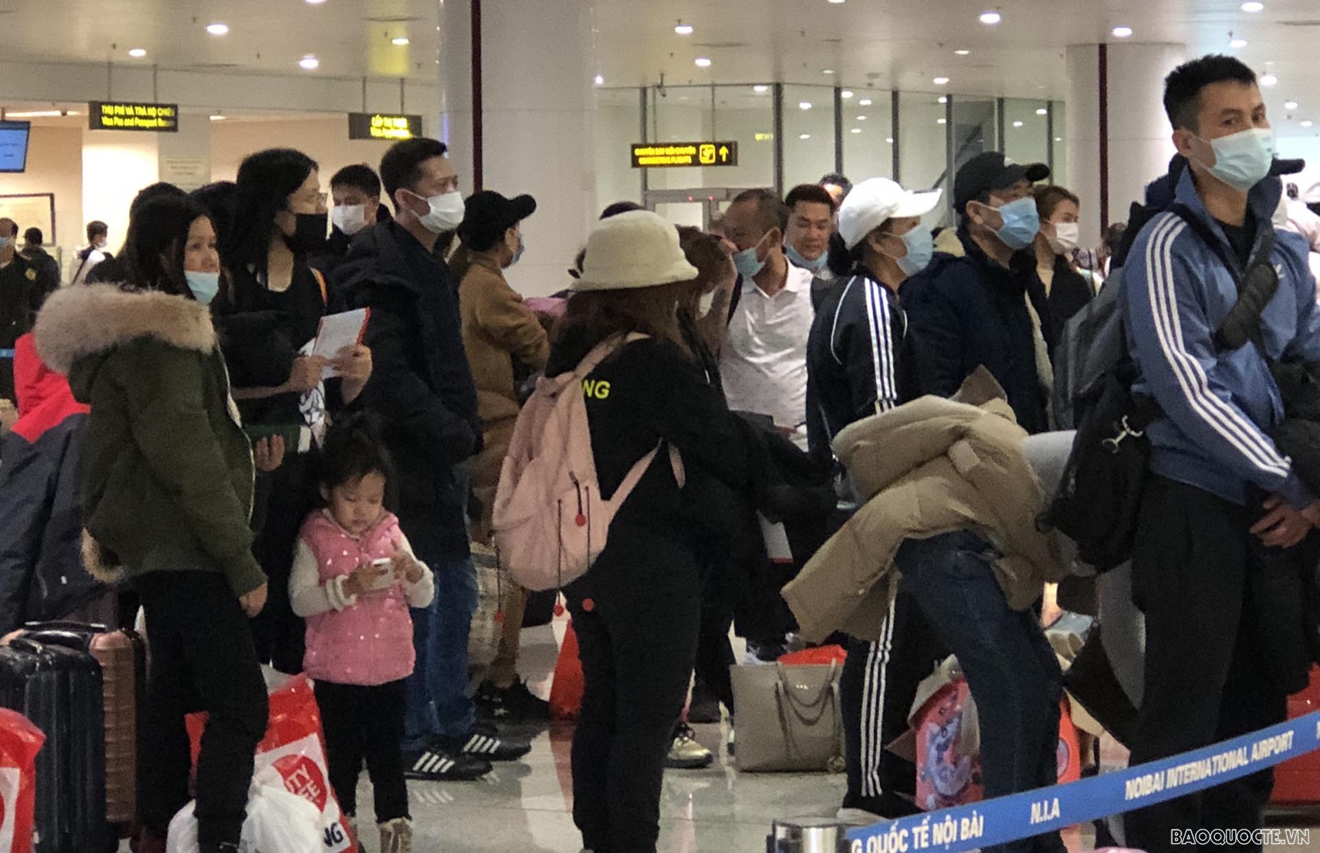 Gần 300 người Việt sơ tán từ Ukraine đã về đến sân bay Nội Bài