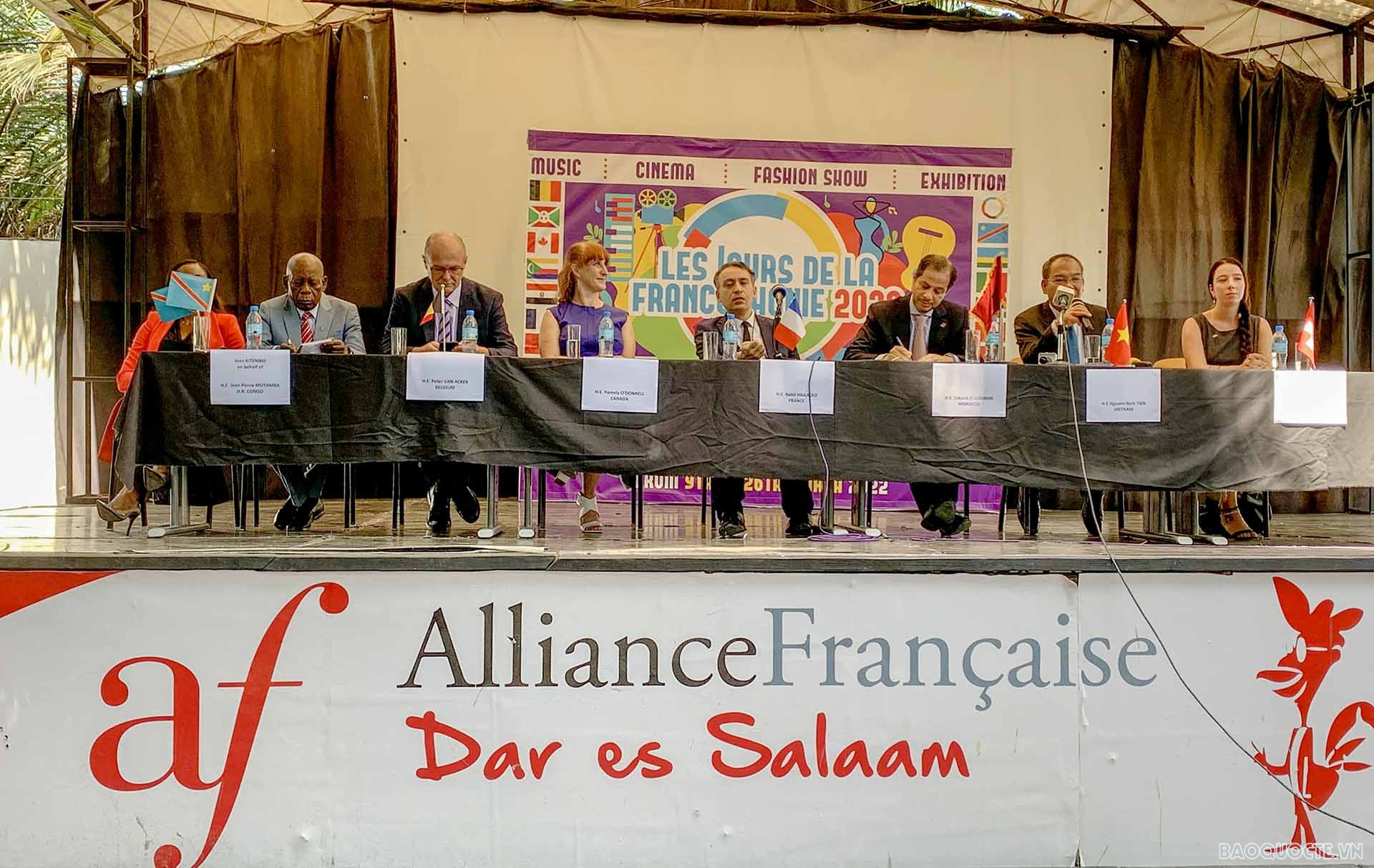 Đại sứ Nguyễn Nam Tiến (thứ 2 từ phải) đồng chủ trì họp báo khai mạc Tuần Pháp ngữ tại Dar es Salaam
