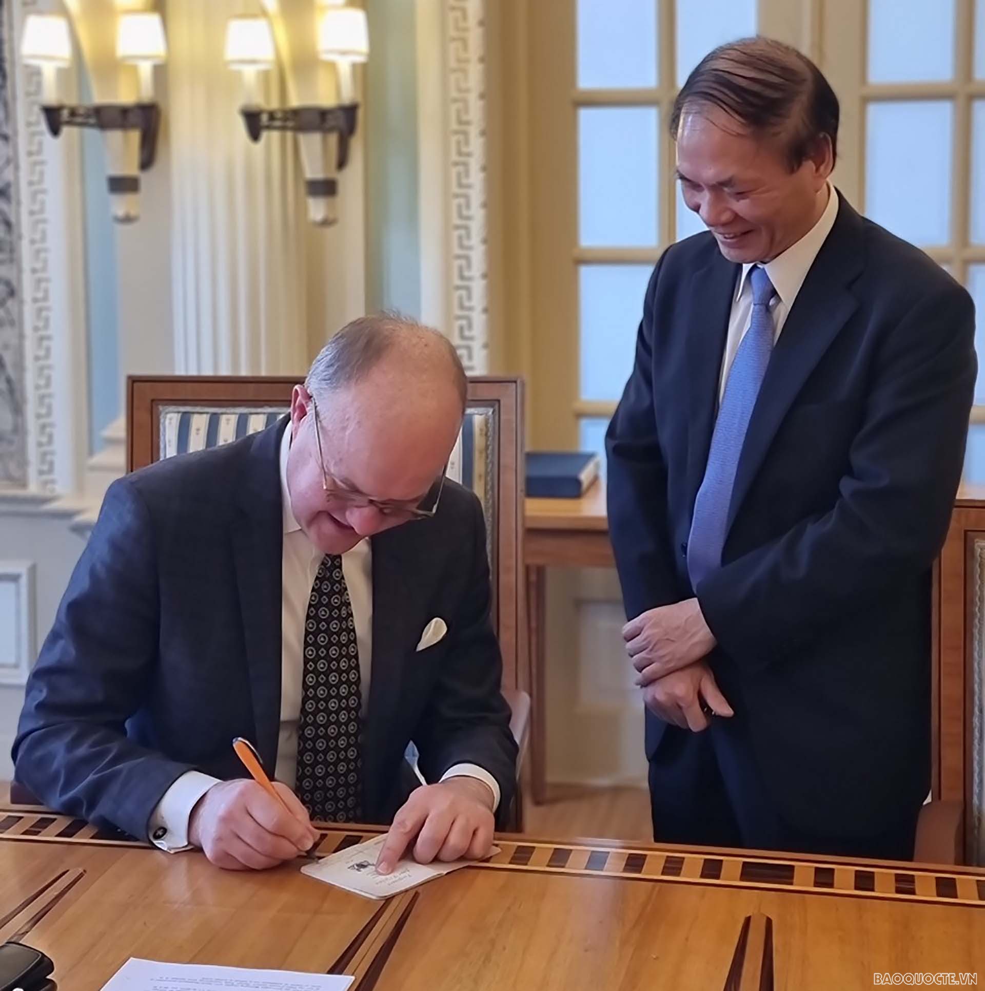 Tỉnh trưởng Friesland lần đầu tiên trân trọng ký cấp cuốn “hộ chiếu” của tỉnh cho Đại sứ và các thành viên trong đoàn.