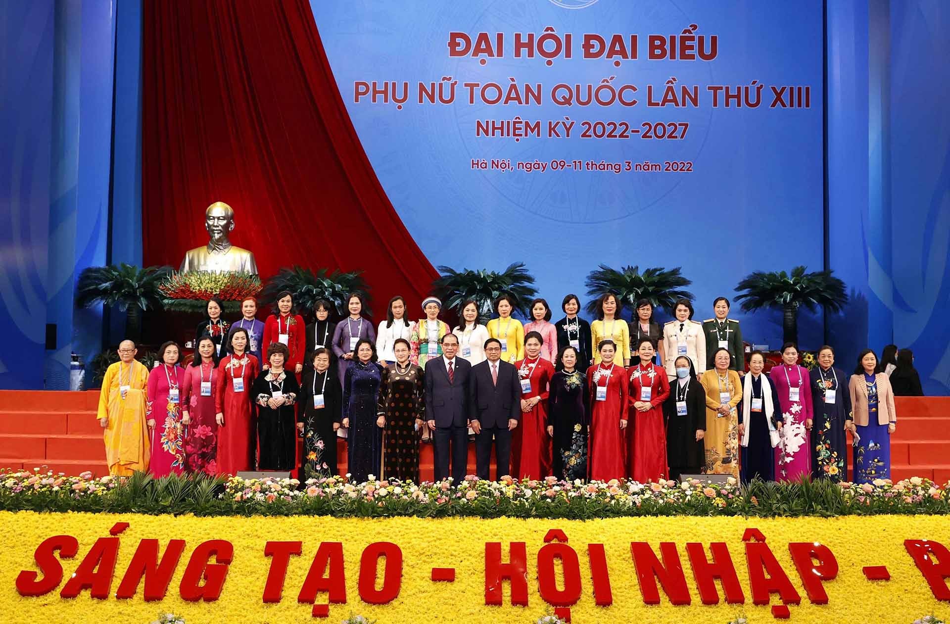 Thủ tướng Phạm Minh Chính cùng các đồng chí lãnh đạo, nguyên lãnh đạo Đảng và Nhà nước chụp ảnh chung với Đoàn Chủ tịch Đại hội. (Nguồn: TTXVN)