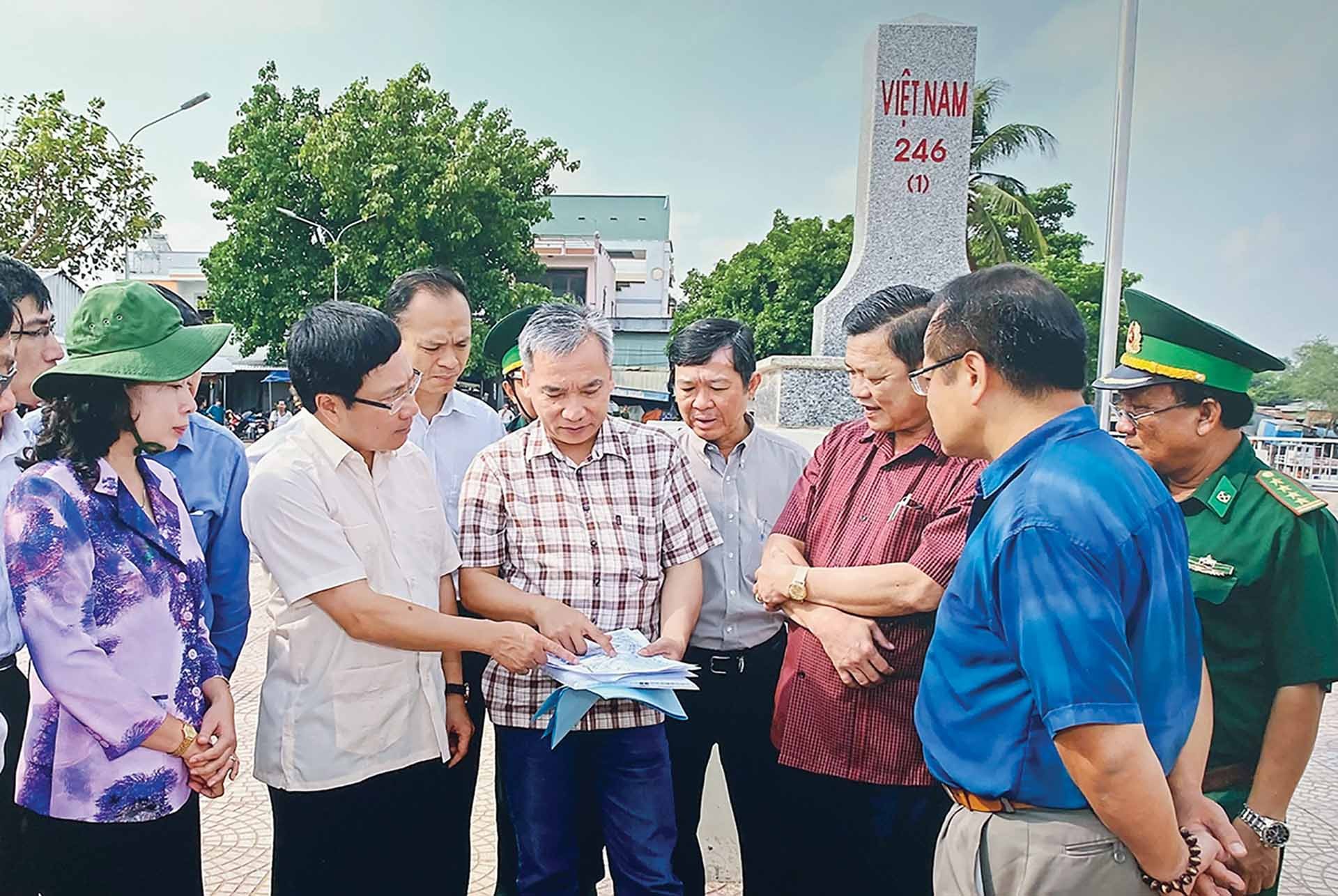 Phó Thủ tướng Thường trực Chính phủ Phạm Bình Minh (thứ hai, từ trái) khảo sát thực địa tại khu vực biên giới tỉnh An Giang, tháng 7/2015. (Ảnh: UBBGQG)