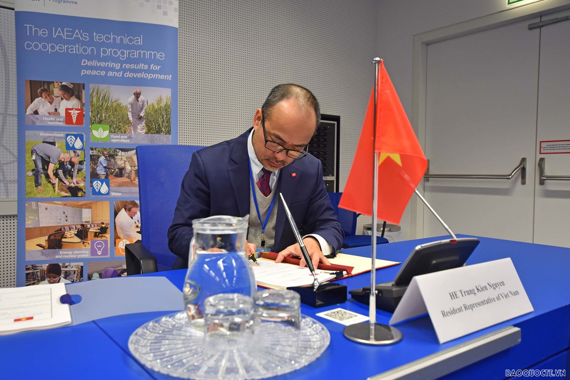 Đại sứ Nguyễn Trung Kiên, Đại diện thường trực Việt Nam tại IAEA ký văn kiện hợp tác.