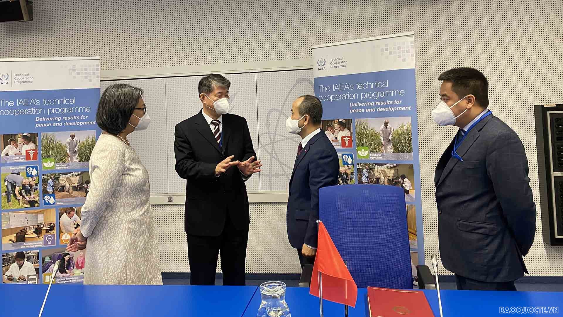 Đại sứ Nguyễn Trung Kiên trao đổi với Tiến sĩ Hua LIU, Phó Tổng giám đốc phụ trách hợp tác về công nghệ, kỹ thuật của IAEA.