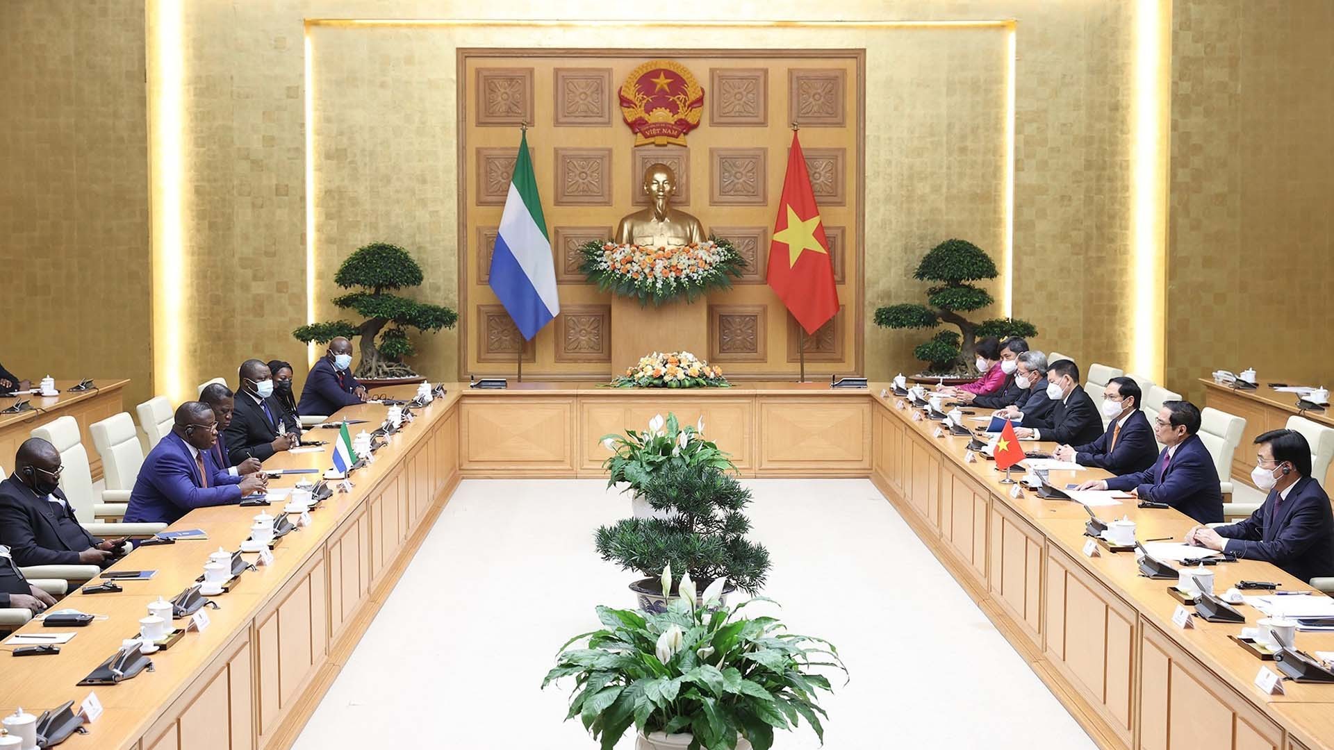 Thủ tướng Phạm Minh Chính và Tổng thống Cộng hòa Sierra Leone Julius Maada Bio hội kiến. (Nguồn: TTXVN)
