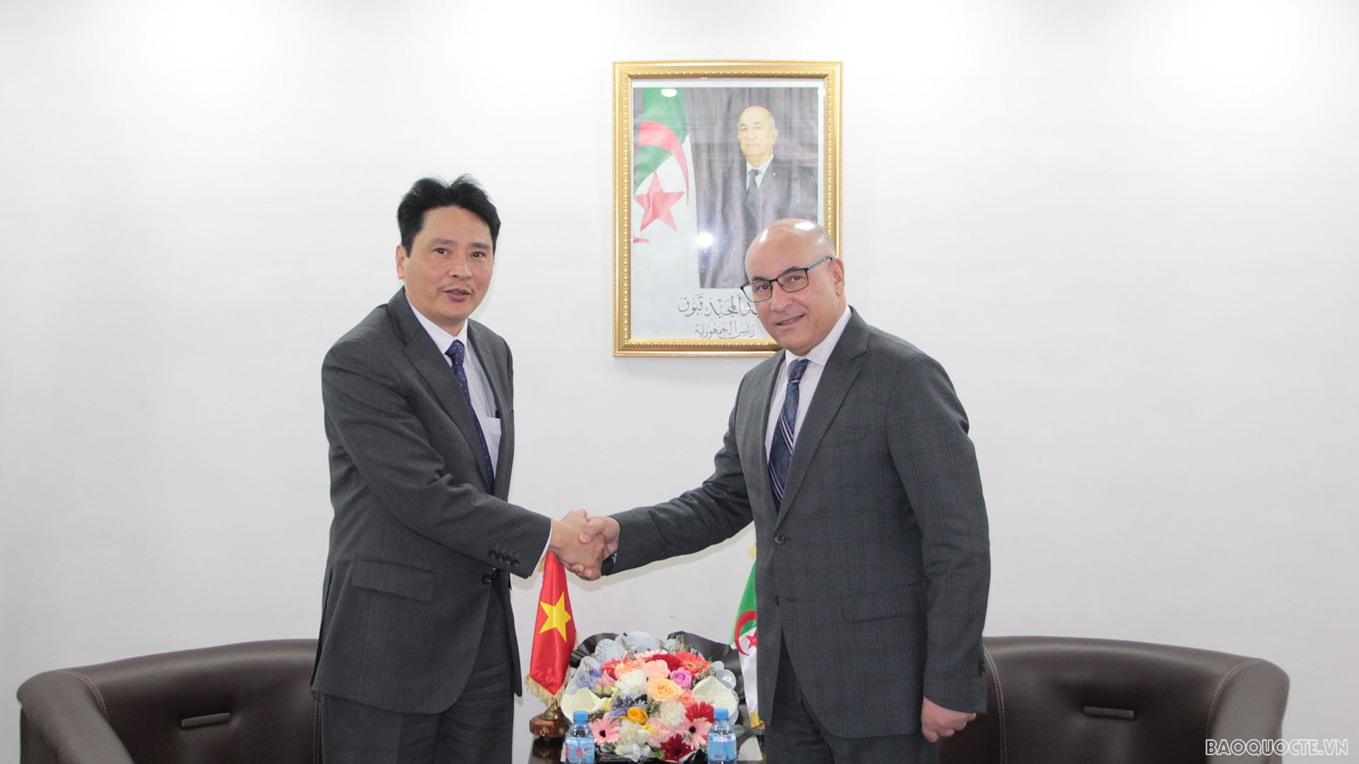 Đại sứ Nguyễn Thành Vinh và Tổng Thư ký Đảng Tập hợp Quốc gia Dân chủ Algeria Tayeb Zitouni.