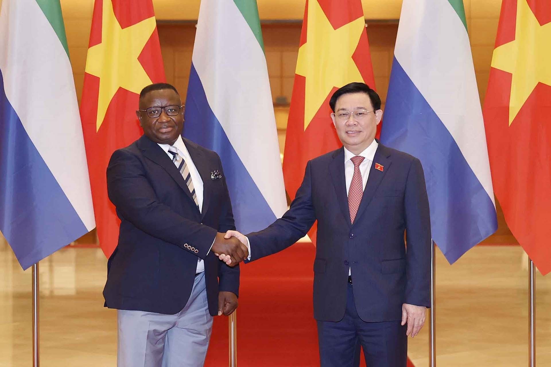 Chủ tịch Quốc hội Vương Đình Huệ và Tổng thống nước Cộng hòa Sierra Leone chụp ảnh chung. (Nguồn: TTXVN)