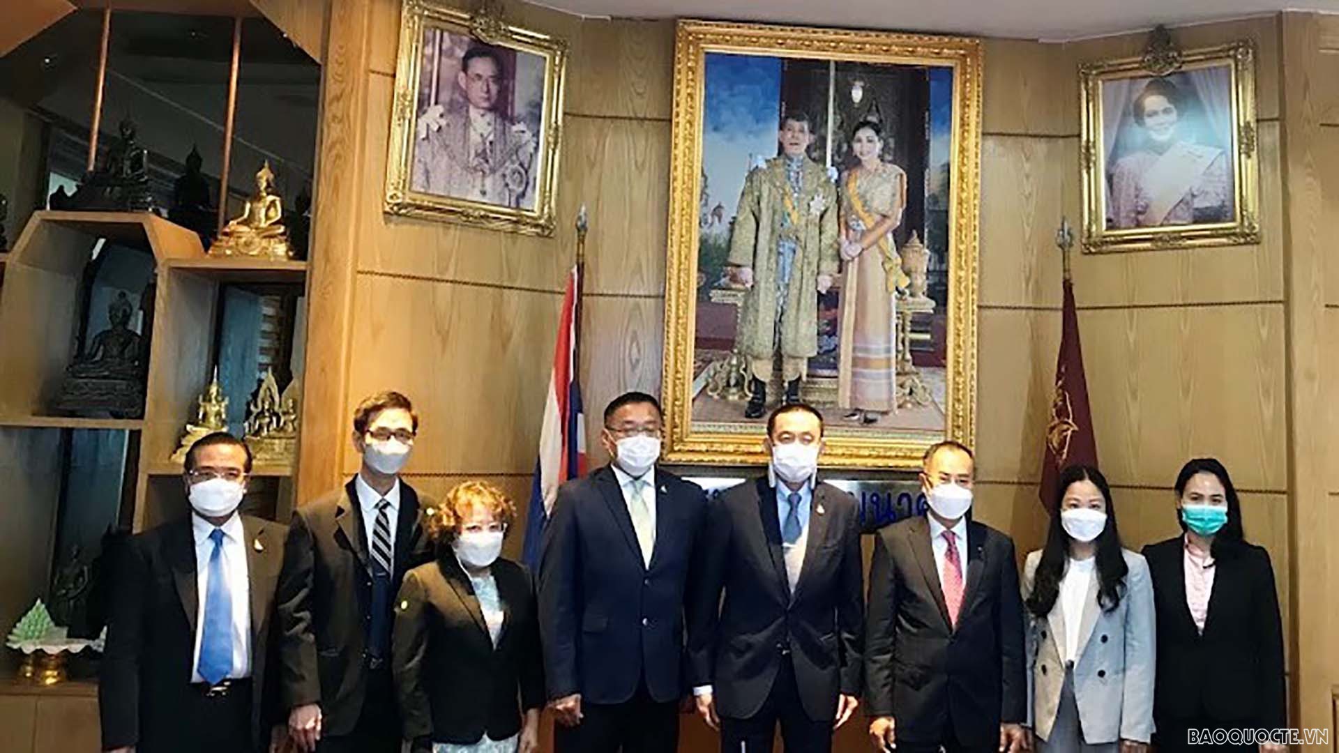 Đại sứ Phan Chí Thành, Bộ trưởng Saksayam Chidchob, cán bộ Đại sứ quán và lãnh đạo các đơn vị của Bộ Giao thông Thái Lan.