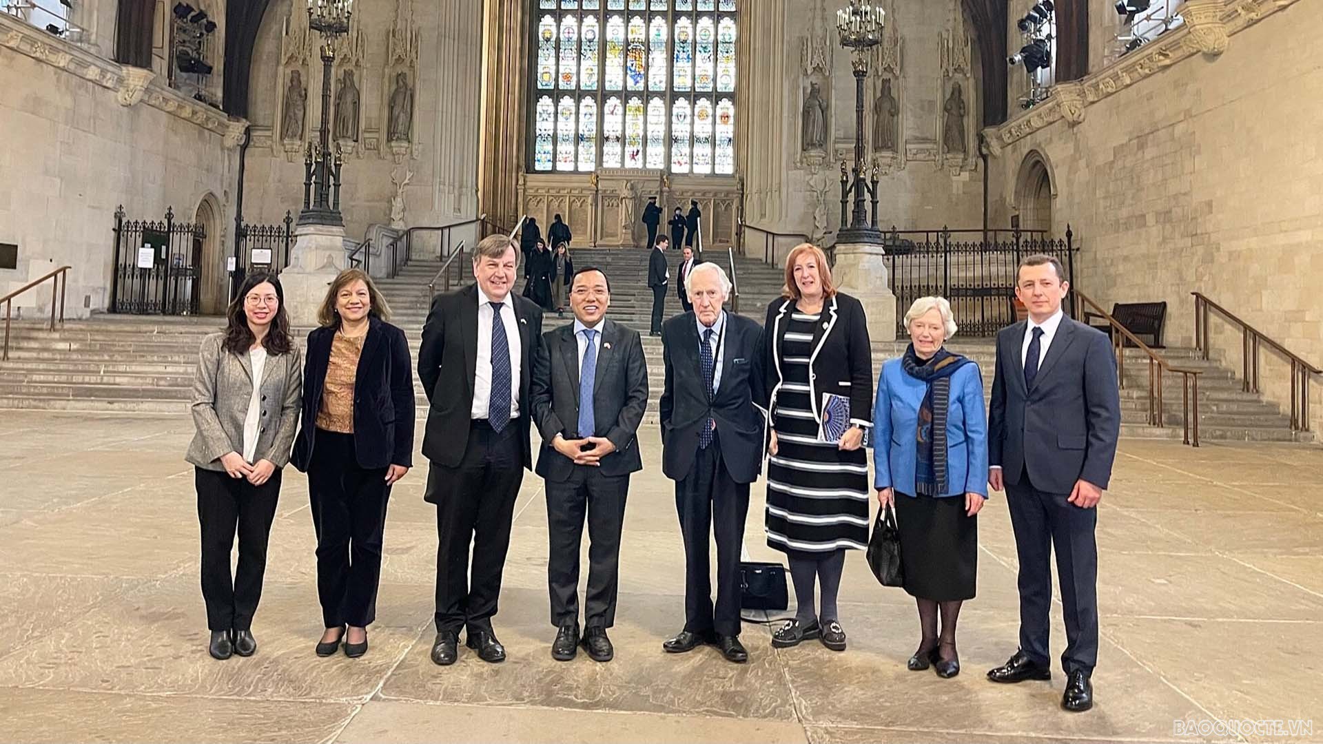 Đại sứ Nguyễn Hoàng Long chụp ảnh kỷ niệm với các nghị sĩ Nhóm nghị sĩ Anh trong Liên minh Nghị viện thế giới