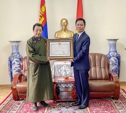 Trao tặng Huy chương Hữu nghị cho Chủ tịch Hội Hữu nghị Mông Cổ-Việt Nam