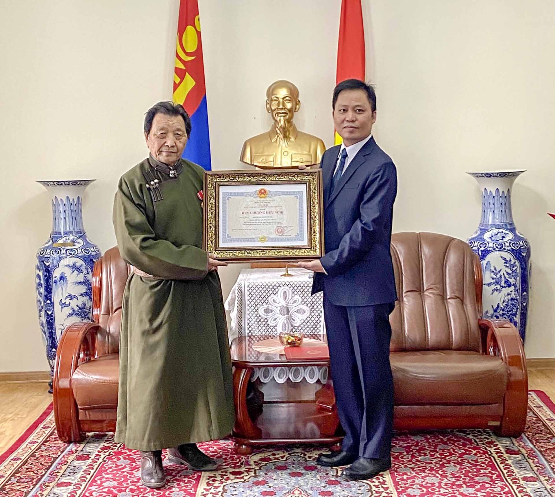 Đại sứ Doãn Khánh Tâm trao tặng Huy chương Hữu nghị cho Chủ tịch Hội Hữu nghị Mông Cổ-Việt Nam, Giáo sư, Tiến sĩ S.Dashtsevel.