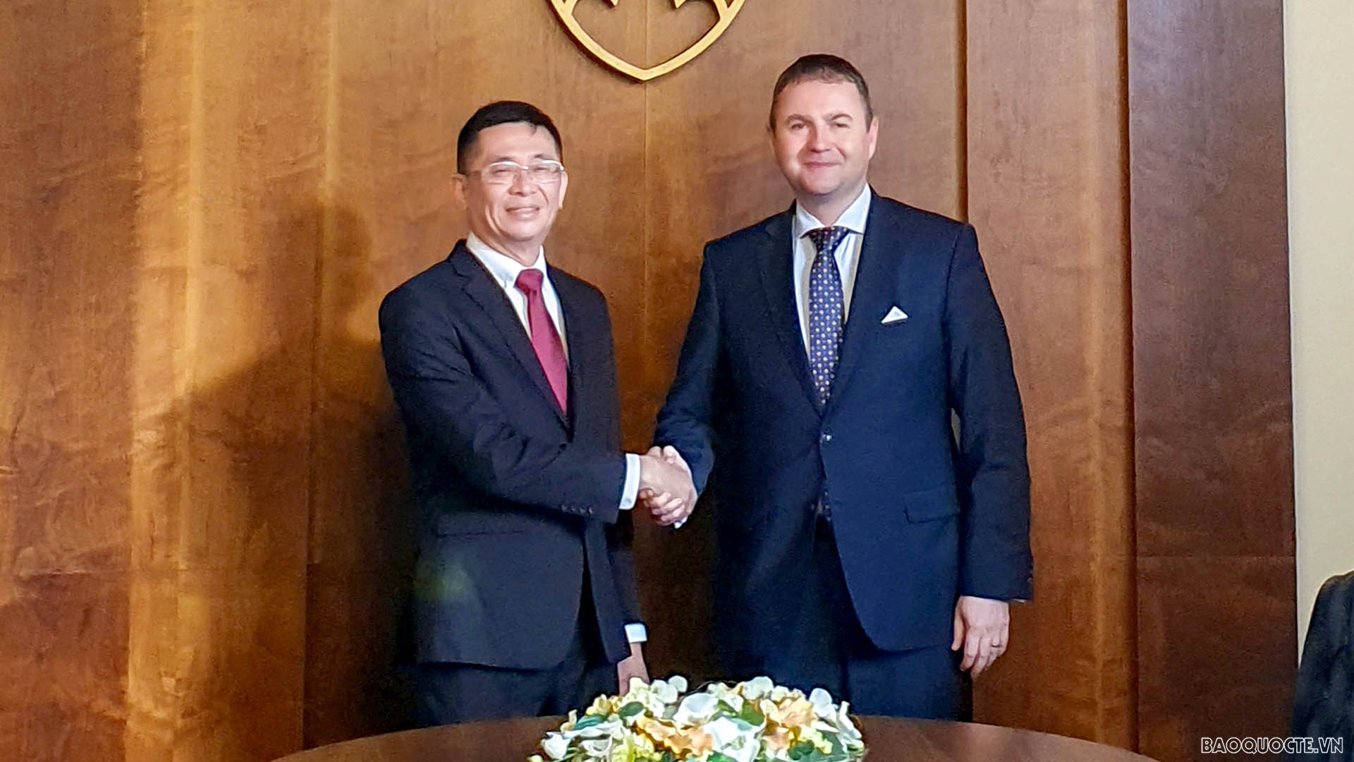 Đại sứ Nguyễn Tuấn đã và ông Marian Kery, Chủ nhiệm Ủy ban Đối ngoại Quốc hội Slovakia.