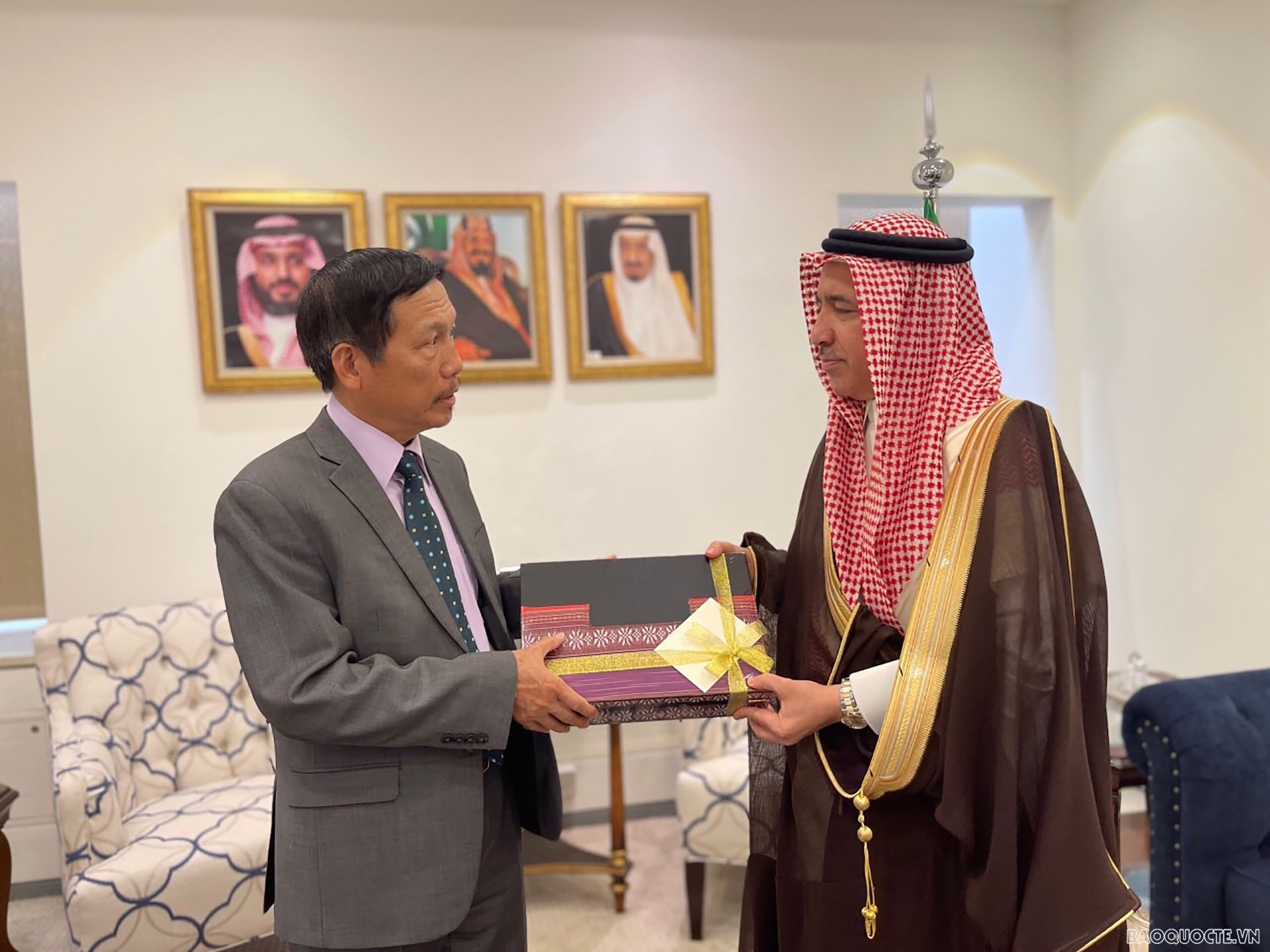 Đại sứ Vũ Viết Dũng chào từ biệt Thứ trưởng Bộ Ngoại giao Khalid bin Faisal Al-Sahli.