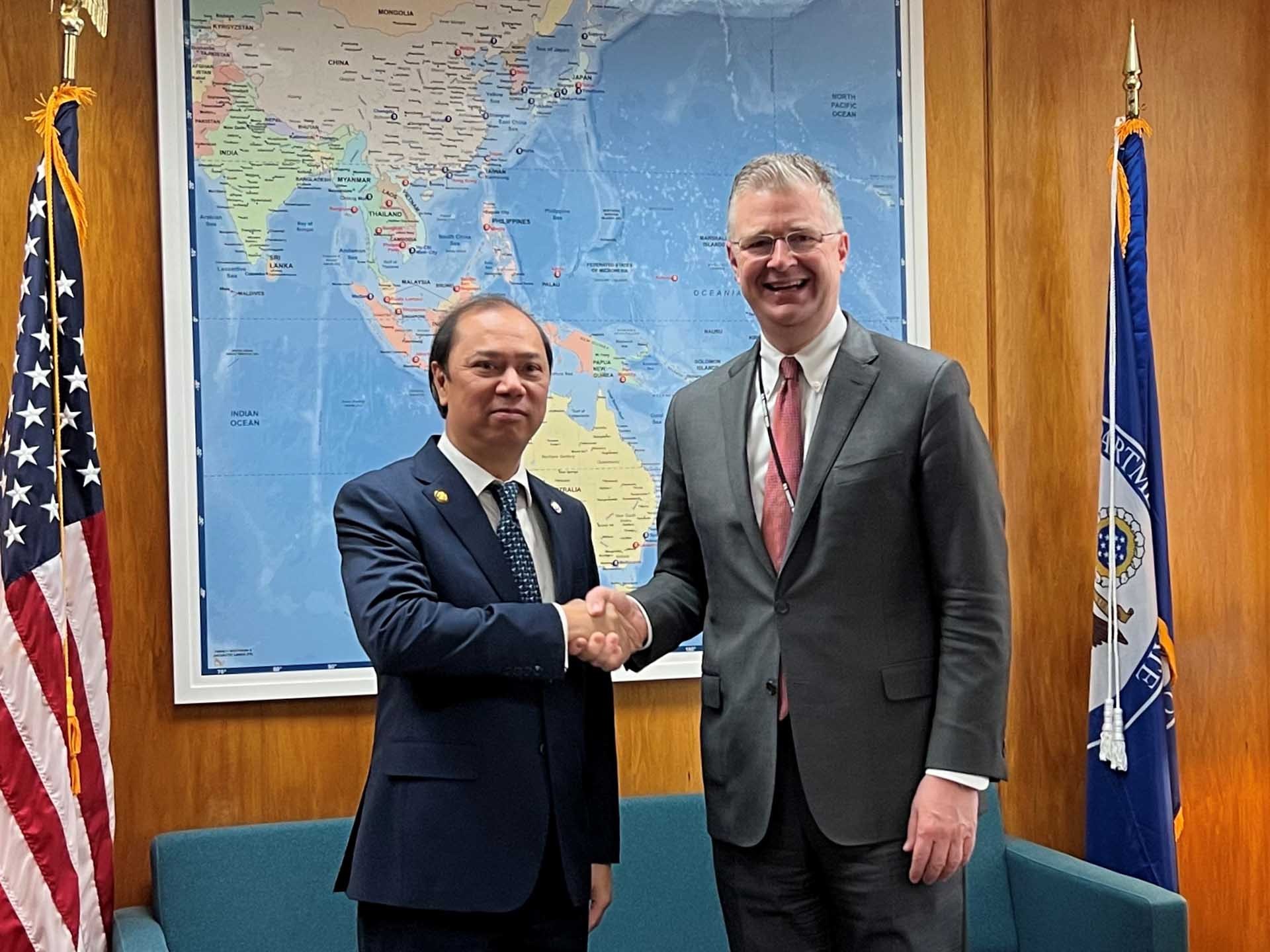 Đại sứ Nguyễn Quốc Dũng và ông Daniel Kritenbrink, Trợ lý Ngoại trưởng phụ trách khu vực Đông Á-Thái Bình Dương.