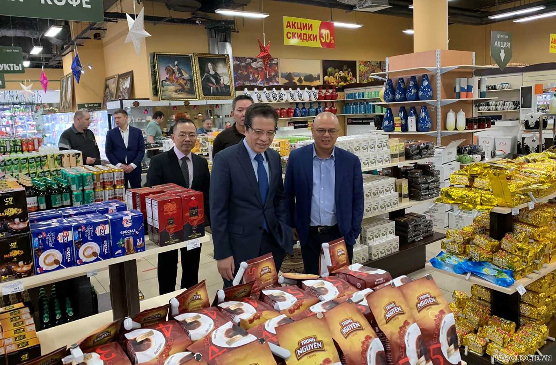 Đại sứ Đặng Minh Khôi thăm các gian hàng đồ tiêu dùng Việt Nam.