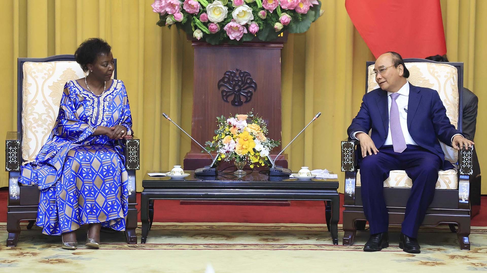 Chủ tịch nước Nguyễn Xuân Phúc tiếp Tổng thư ký Tổ chức quốc tế Pháp ngữ  Louise Mushikiwabo. (Nguồn: TTXVN)