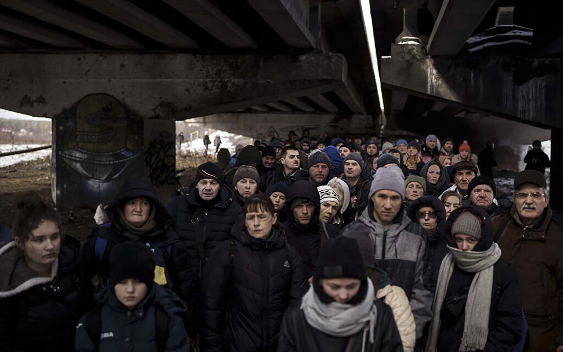 Người dân Ukraine sơ tán khỏi thành phố Kiev tập hợp tại một cây cầu ở vùng ngoại ô thủ đô. (Nguồn: AP)