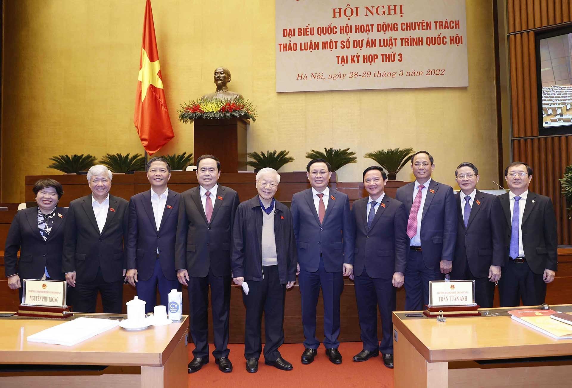 Tổng Bí thư Nguyễn Phú Trọng, Chủ tịch Quốc hội Vương Đình Huệ với các đại biểu. (Nguồn:  TTXVN)