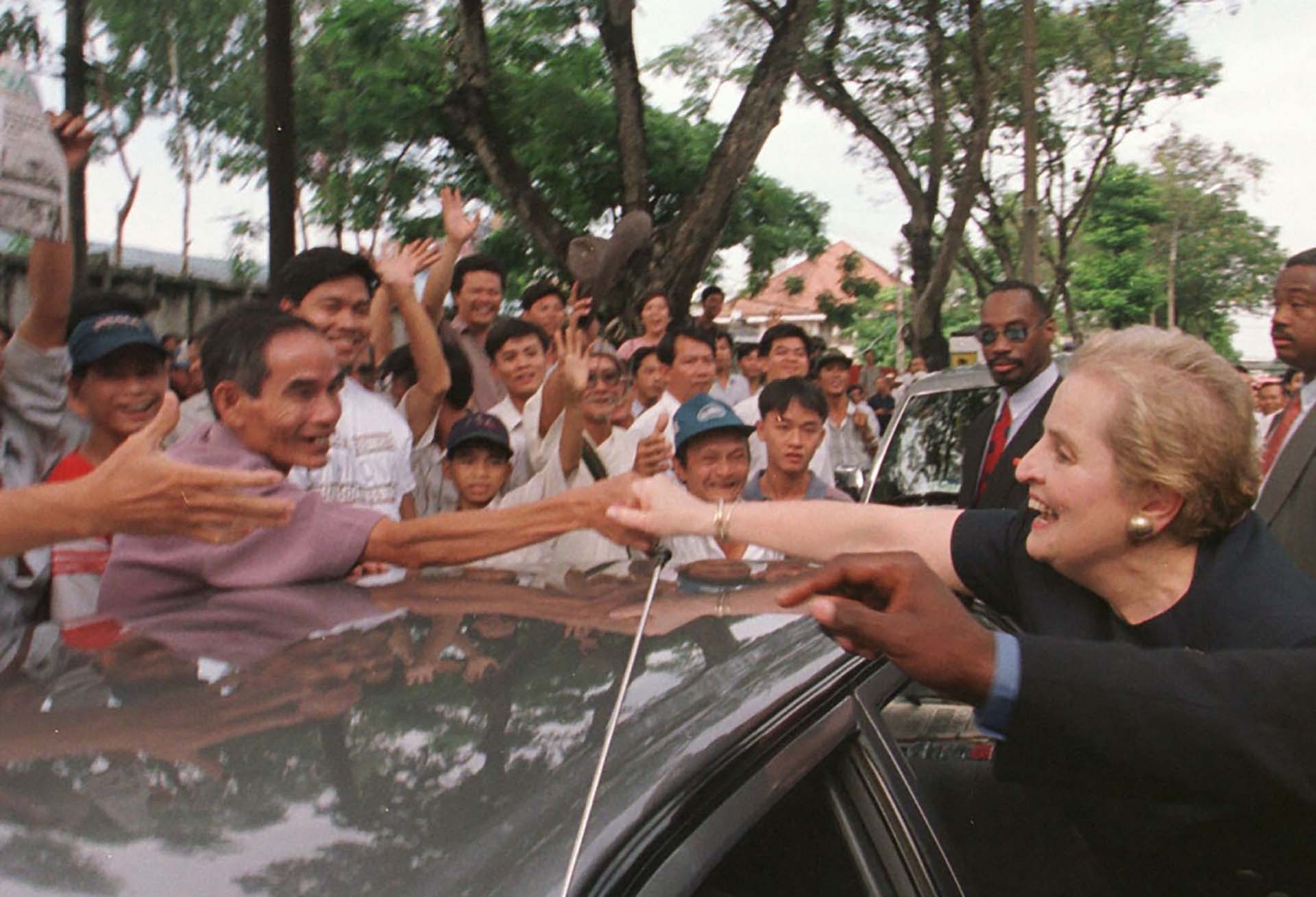 Cựu Ngoại trưởng Mỹ Madeleine Albright trong chuyến thăm Việt Nam. (Ảnh tư liệu)